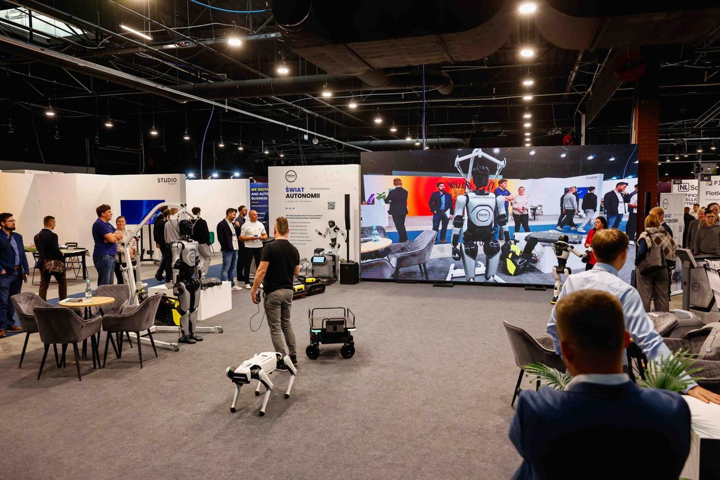 Pokaz robotów kroczących i humanoidalnych przed publicznością w hali Ptak Warsaw Expo