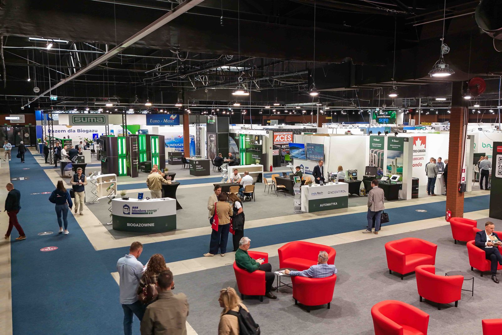 Hala Ptak Warsaw Expo z góry, odwiedzający między stoiskami